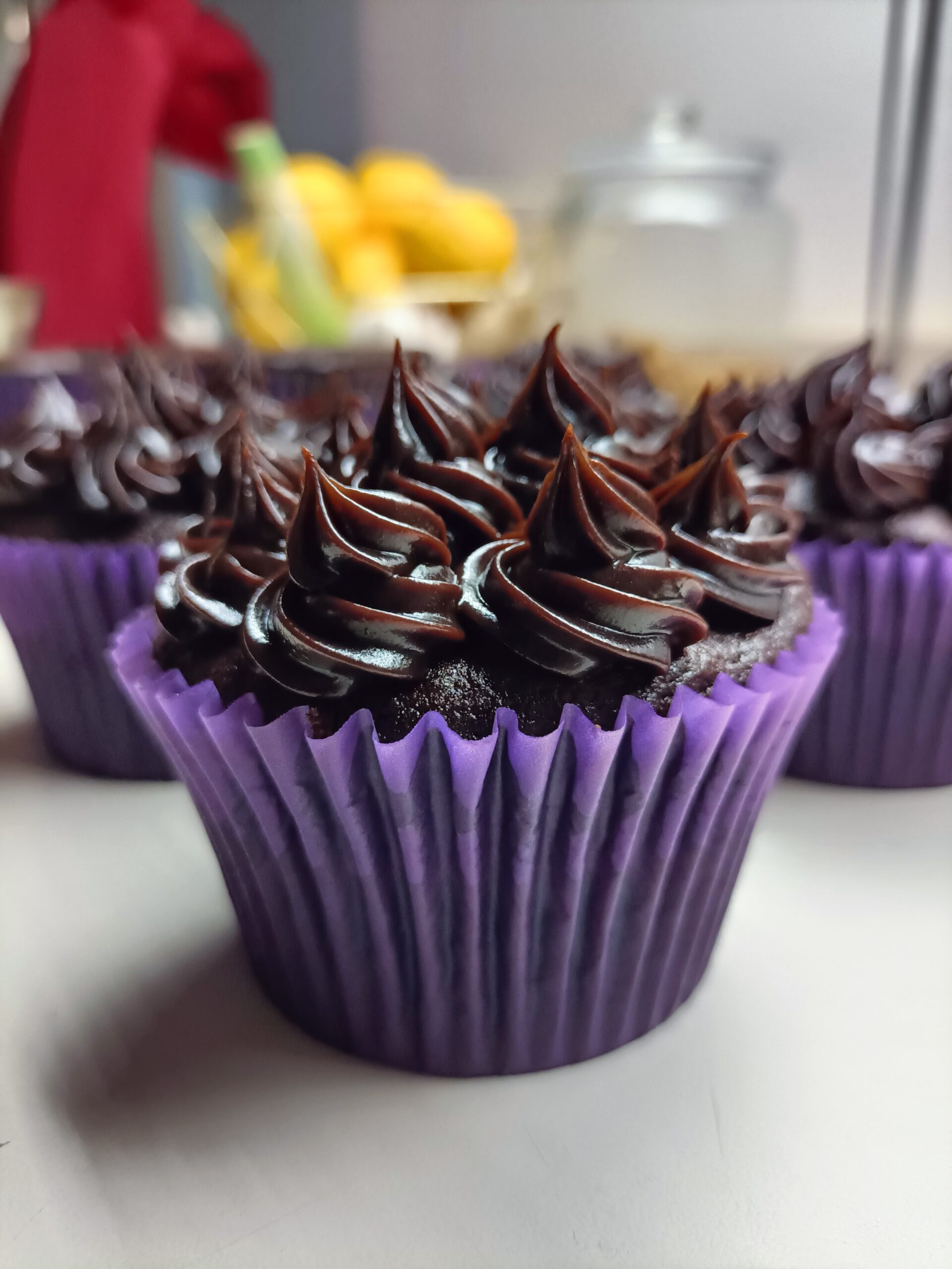Cupcake al doppio cioccolato con base viola